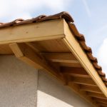 Chevrons de rive : rôle, pose et prix pour une toiture durable