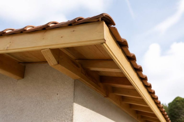 Chevrons de rive : rôle, pose et prix pour une toiture durable