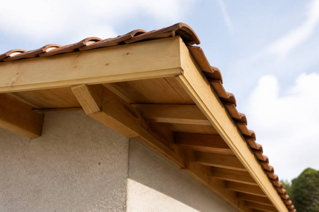 Chevrons de rive : rôle, pose et prix pour une toiture durable