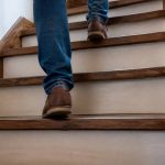 Escalier qui grince : causes, solutions et réparations efficaces