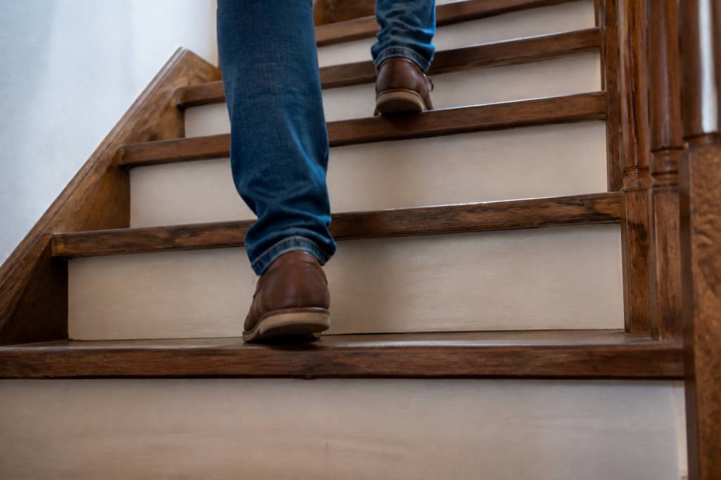 Escalier qui grince : causes, solutions et réparations efficaces