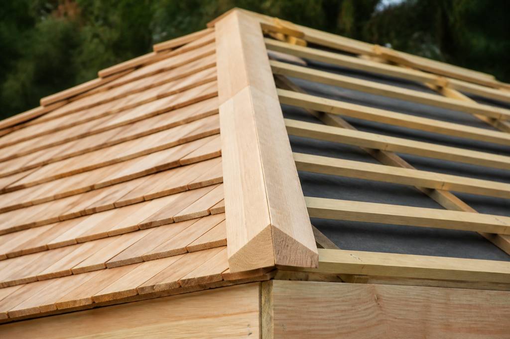 Aretier menuiserie : techniques, pose et conseils pour une toiture en bois durable