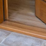 Faire un seuil de porte en bois : guide pratique et conseils