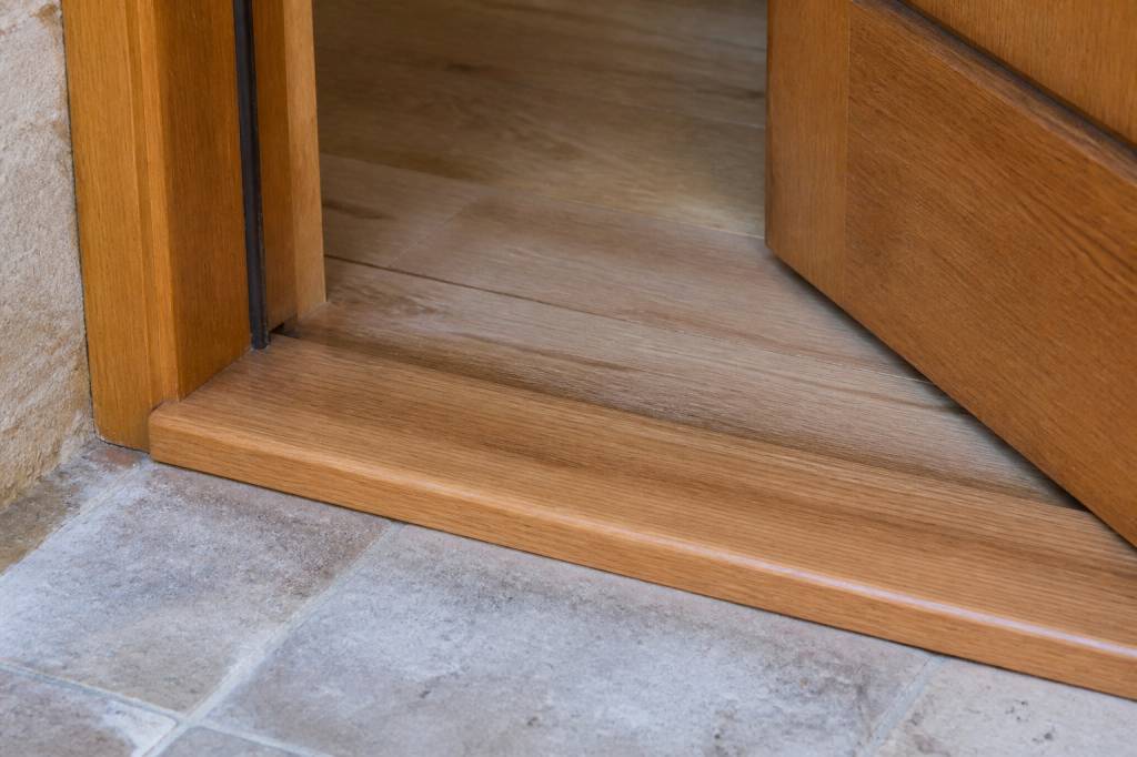 Faire un seuil de porte en bois : guide pratique et conseils