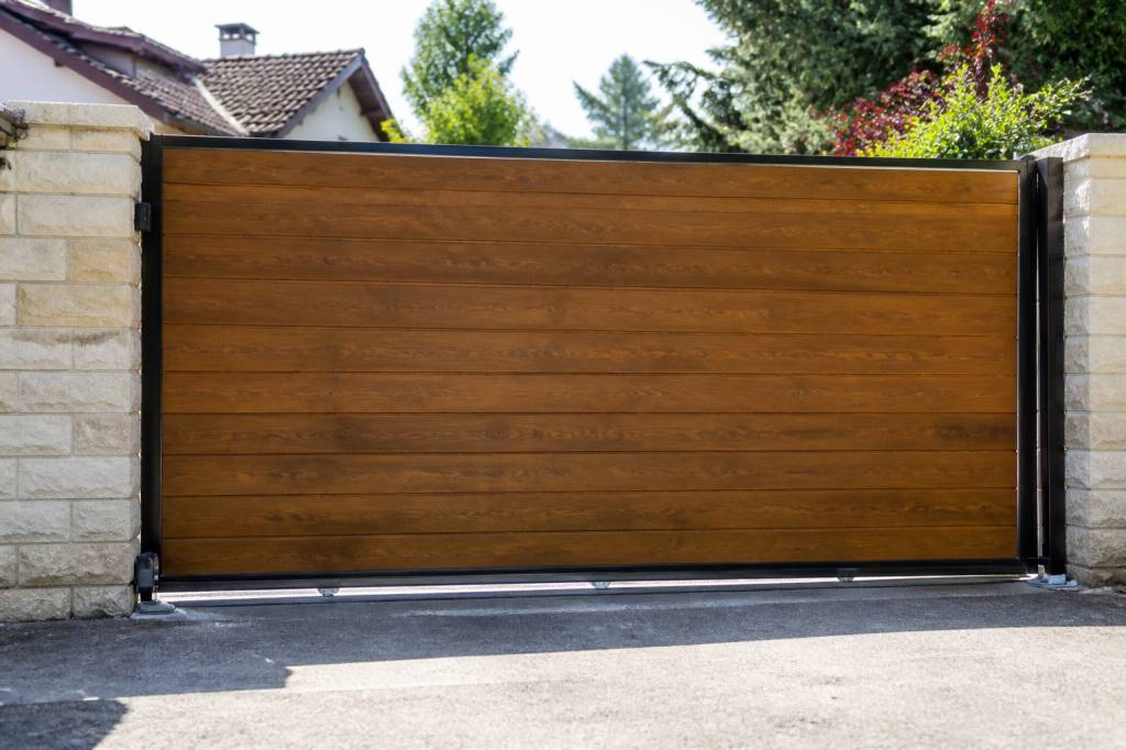 Fabriquer un portail en bois coulissant : guide complet et conseils pratiques