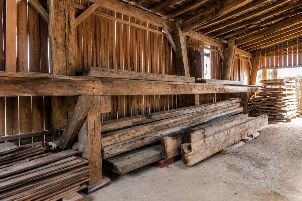 Bois de la grange : usages, caractéristiques et conseils d’achat