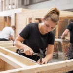 Formation construction en bois : guide complet pour apprendre les techniques et métiers du secteur