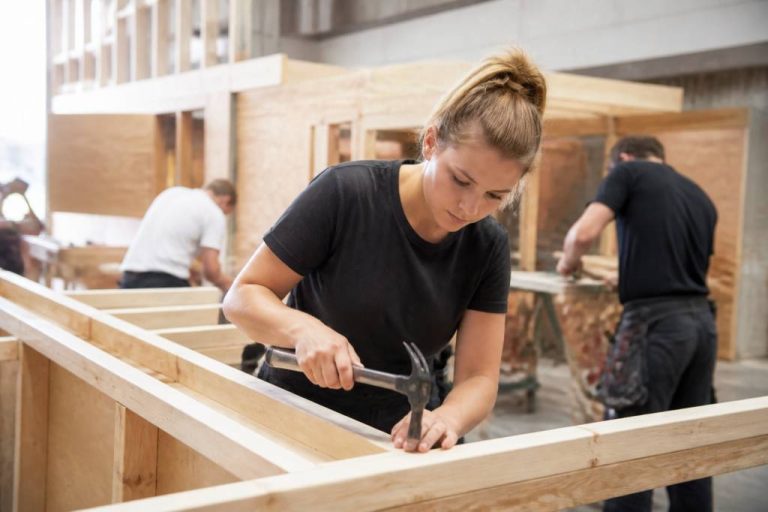 Formation construction en bois : guide complet pour apprendre les techniques et métiers du secteur