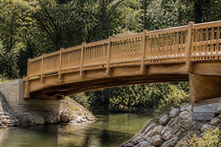 Construction pont en bois : techniques, matériaux et conseils pour un ouvrage durable