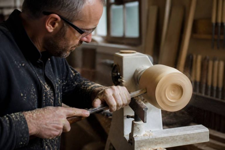 Formation tourneur sur bois : apprendre les techniques et choisir la bonne formation