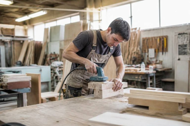 Les métiers du bois qui recrutent en 202 secteurs, salaires et formations