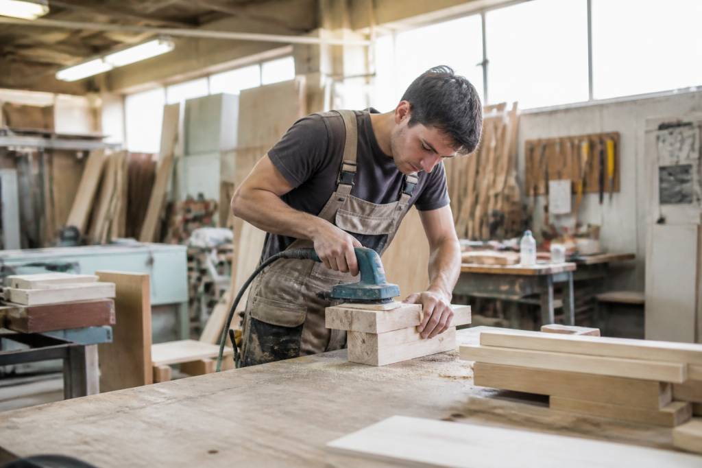 Les métiers du bois qui recrutent en 202 secteurs, salaires et formations