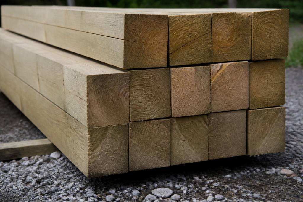 Bois équarri : usages, avantages et conseils pour bien le choisir