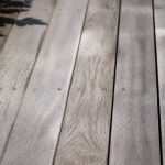 Bois grise : causes, prévention et solutions pour préserver son aspect naturel