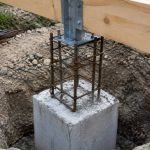 Comment ferrailler un plot béton pour une construction en bois ?