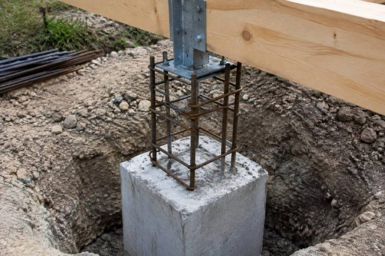Comment ferrailler un plot béton pour une construction en bois ?