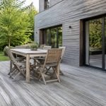 Bois gris naturel : causes, entretien et solutions pour préserver son aspect