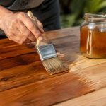 Huile de lin : quel temps de séchage pour protéger efficacement le bois ?