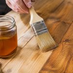 Huile de lin : bienfaits pour le bois et conseils d’application