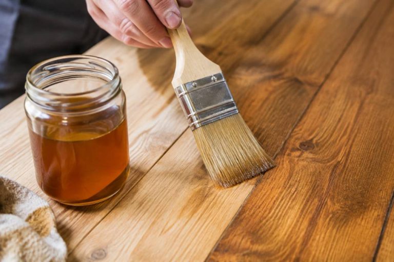 Huile de lin : bienfaits pour le bois et conseils d’application