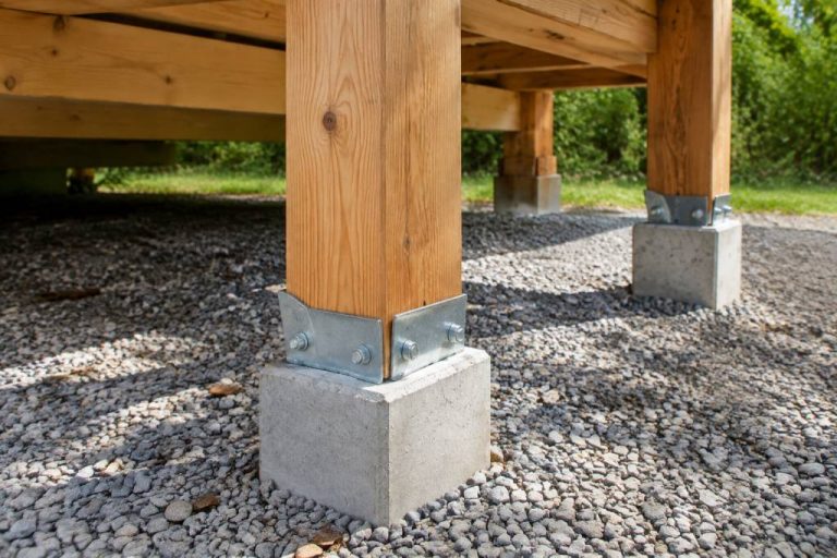 Fondation poteau pour une ossature bois : choix, dimensions et mise en œuvre