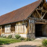 Ferme traditionnelle bois : caractéristiques, avantages et prix d’une charpente authentique