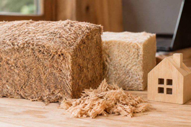Masse volumique de la laine de bois : comprendre son influence sur l’isolation thermique et acoustique