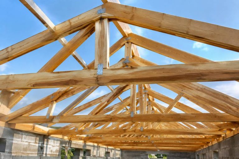 Charpente ferme : comprendre les principes et les avantages de cette structure en bois