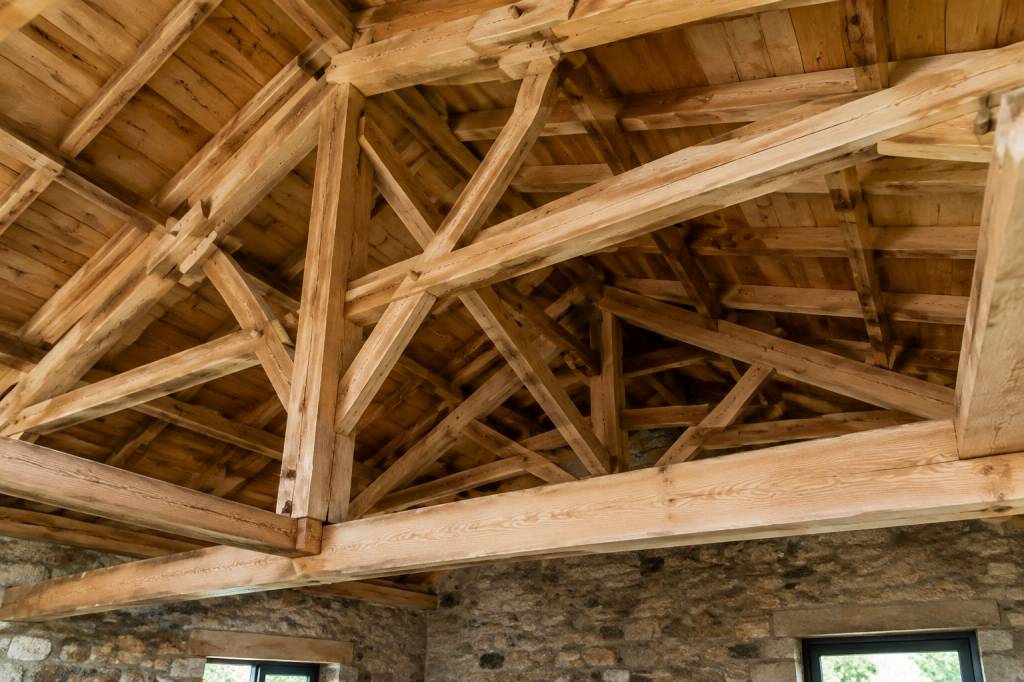 Charpente traditionnelle : fonctionnement, matériaux et avantages pour votre maison