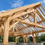 Charpente traditionnelle bois : avantages, conception et prix d’une structure durable